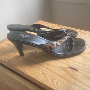 Mossimo kitten heel flip flops - size 8